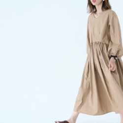 ハリ感のあるコットン100%のゆったりギャザーワンピース