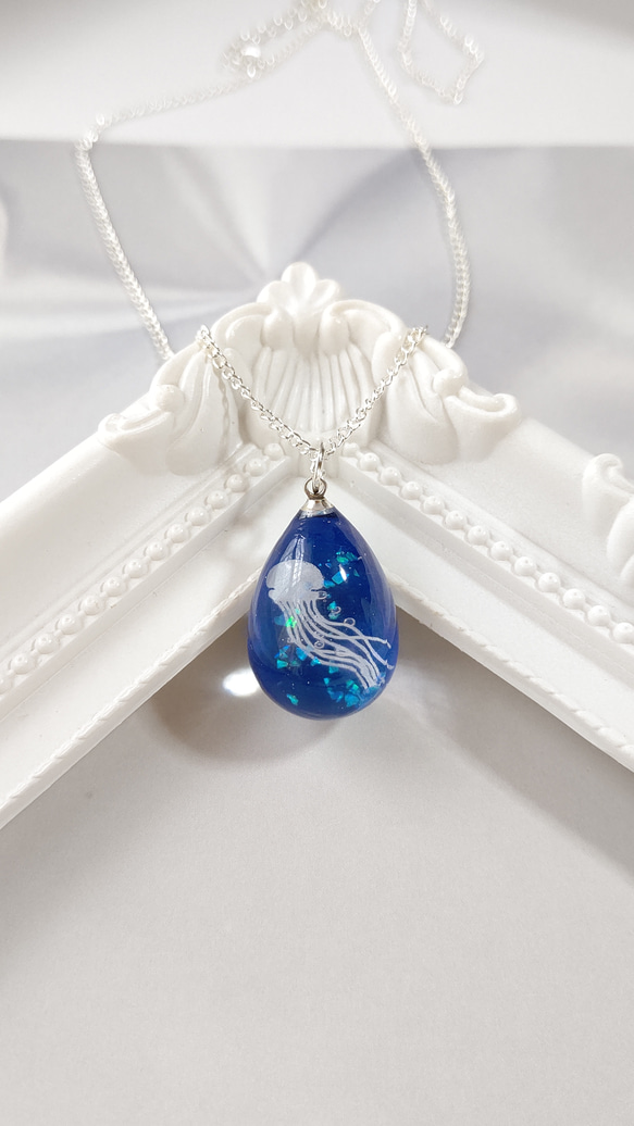 クラゲとオパールの青のたまご型ネックレス 13枚目の画像