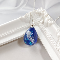 クラゲとオパールの青のたまご型ネックレス 14枚目の画像