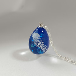 クラゲとオパールの青のたまご型ネックレス 12枚目の画像