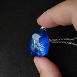 クラゲとオパールの青のたまご型ネックレス 6枚目の画像