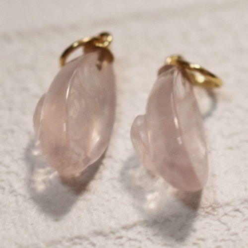 ж特価14kgf 天然石ローズクォーツ薔薇ピアスチャーム ピアス（その他  