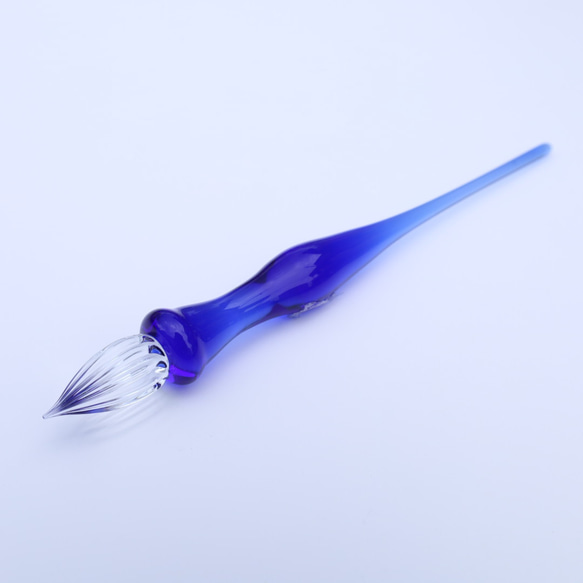 手の平に収まる小さなガラスペン 　Plume -青- 1枚目の画像