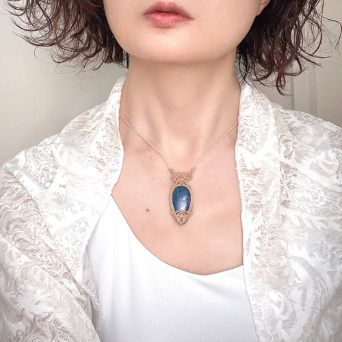 煌めく深い青♪ アパタイトの天然石マクラメネックレス