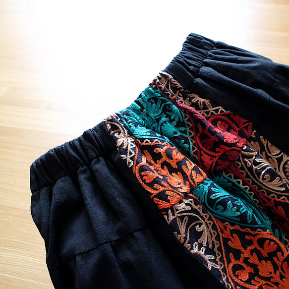 重新上市 * 提供兩種長度 * 摩洛哥圖案 * 精緻刺繡，優雅高貴 * 長裙，撞色點綴 * 有襯裡 * 印度刺繡 * 黑色 第9張的照片