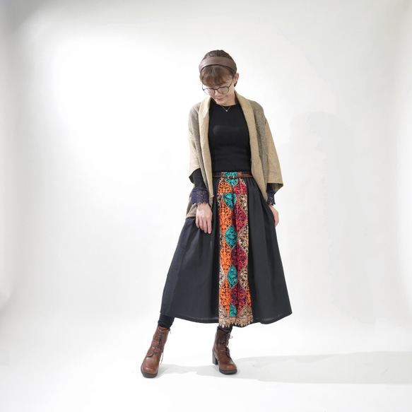 重新上市 * 提供兩種長度 * 摩洛哥圖案 * 精緻刺繡，優雅高貴 * 長裙，撞色點綴 * 有襯裡 * 印度刺繡 * 黑色 第2張的照片