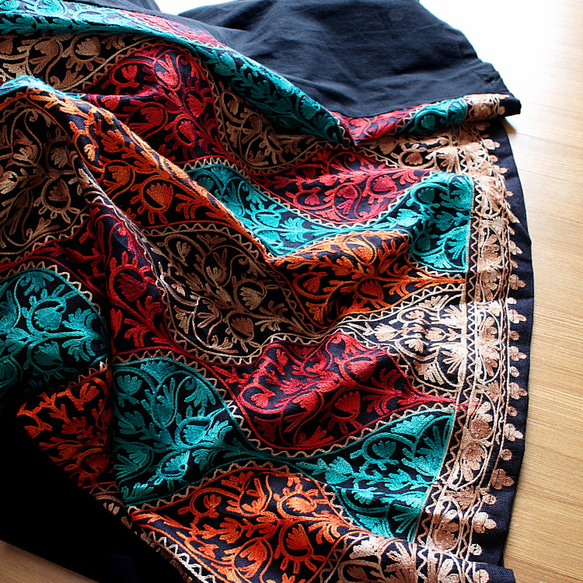 重新上市 * 提供兩種長度 * 摩洛哥圖案 * 精緻刺繡，優雅高貴 * 長裙，撞色點綴 * 有襯裡 * 印度刺繡 * 黑色 第10張的照片