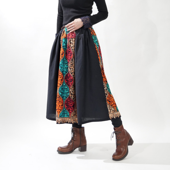 重新上市 * 提供兩種長度 * 摩洛哥圖案 * 精緻刺繡，優雅高貴 * 長裙，撞色點綴 * 有襯裡 * 印度刺繡 * 黑色 第6張的照片