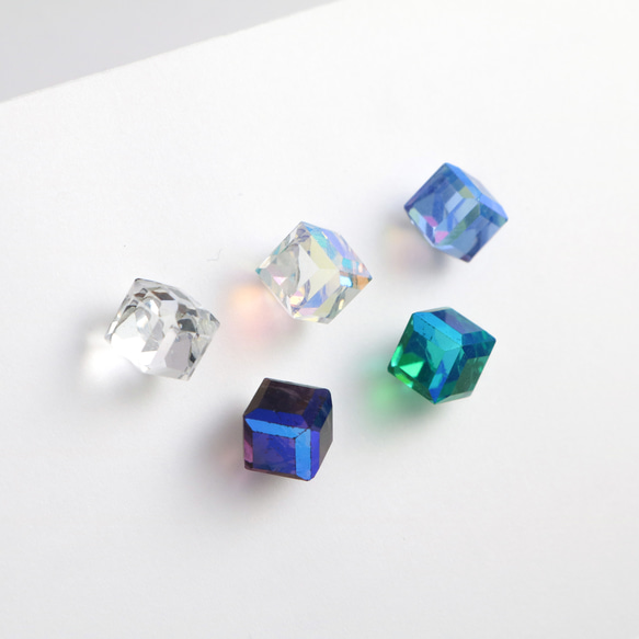 【数量限定】2way 　オーロラの宝石　ガラスキューブピアス　mini 4枚目の画像