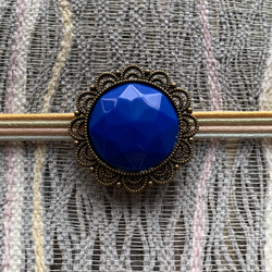 再販　ビンテージ素材の艶めくロイヤルブルーの帯留め「瑠璃色ドームII」 5枚目の画像