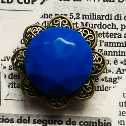再販　ビンテージ素材の艶めくロイヤルブルーの帯留め「瑠璃色ドームII」 1枚目の画像