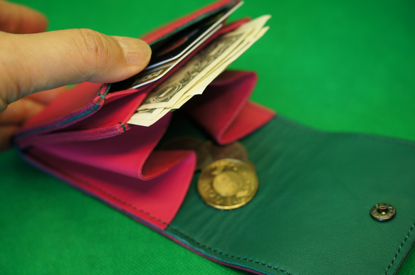 ★二つ折りミニ財布 クロム鞣革 表ピンク　内側グリーン　 3枚目の画像