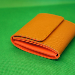 ★二つ折りミニ財布 クロム鞣革 表キャメル　内側オレンジ　 1枚目の画像