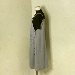 ネイビー・薄手コットンシャンブレー　横ボタンのキャミソール型フレアーエプロンドレス　110 4枚目の画像