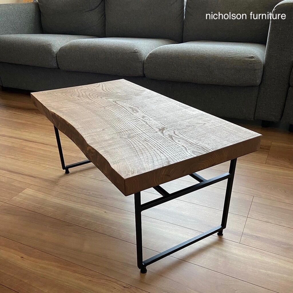 北海道産ナラの木で作られたテーブルです 北海道産ナラの木で作られたテーブルです