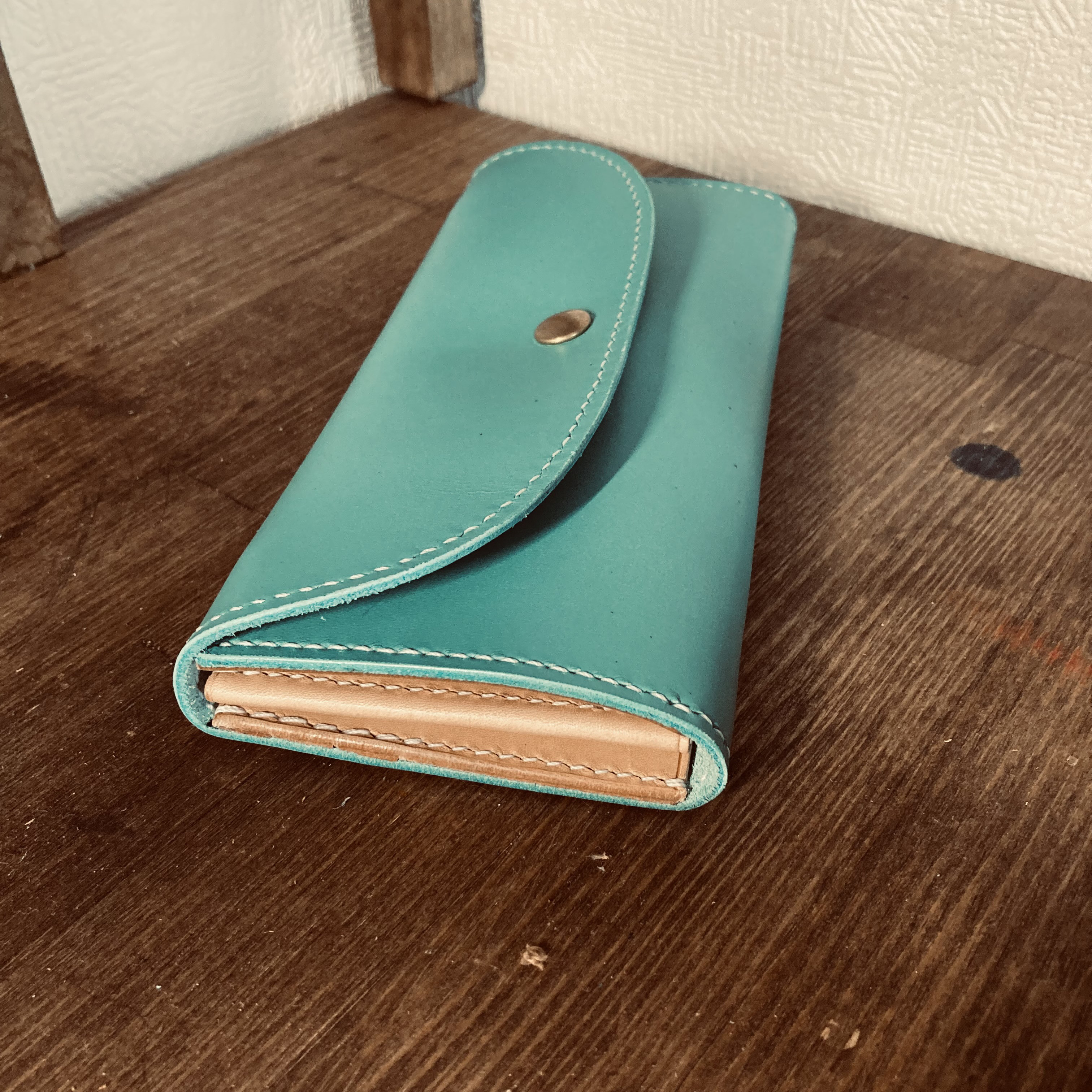 【スカイブルー】牛革で作った三つ折りロングウォレット　ハンドメイド　総手縫い　ヌメ革