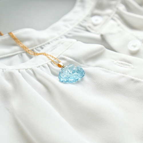 アクアマリンのフラワーカービングネックレス ネックレス・ペンダント