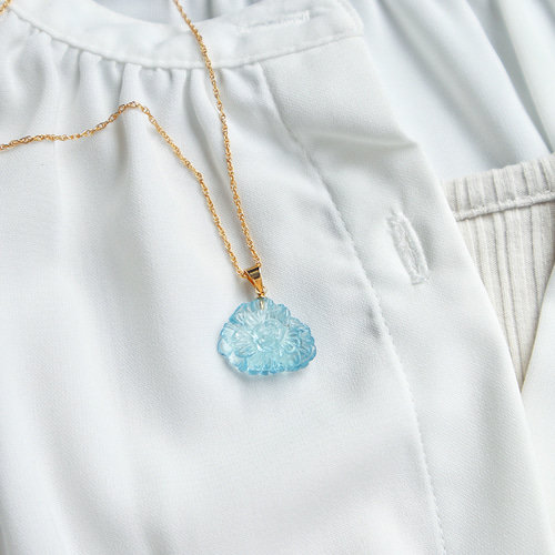 アクアマリンのフラワーカービングネックレス ネックレス・ペンダント