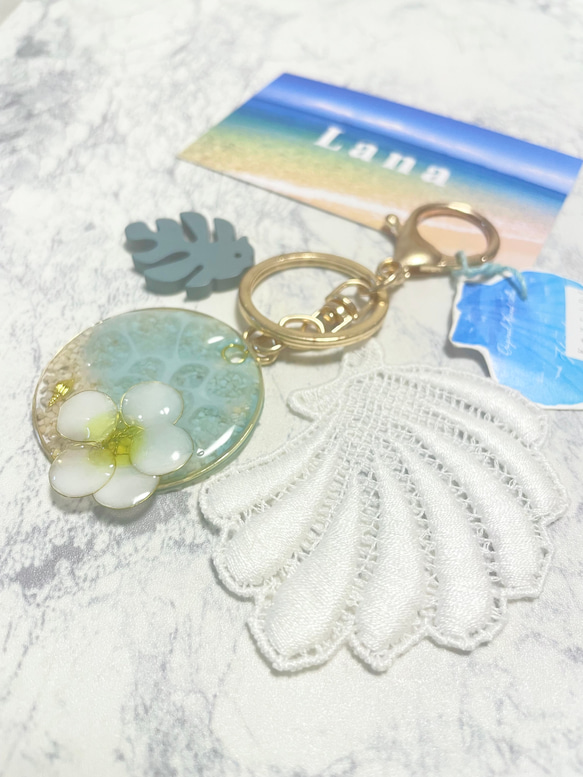 ハイビスカス（白）、モンステラのハワイアンアクセサリー（まる型） ハイビスカス（白）、モンステラのハワイアンアクセサリー（まる型