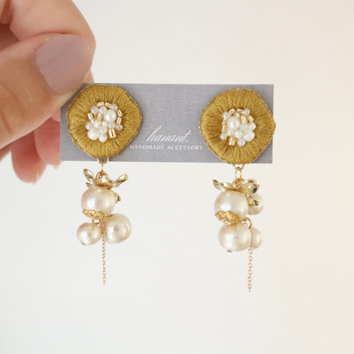 コットンパールとふんわりシフォンのフリルビーズ刺繍ピアス