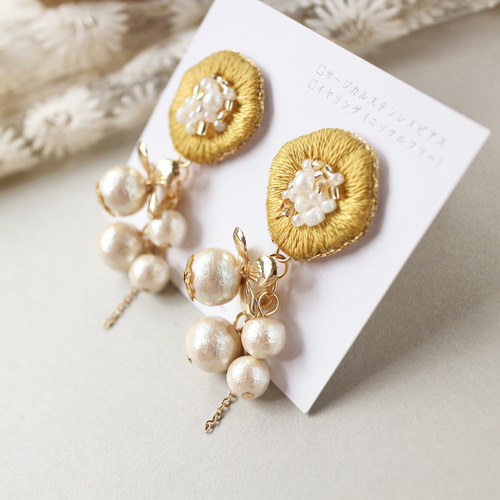 再販】お花❁のビーズ刺繍 ピアス／イヤリング（ホワイト