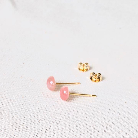 〈Guava Quartz〉艶感 天然石 スタッドピアス / グァバクォーツ 金属アレルギー対応 ピンク 大人 6枚目の画像