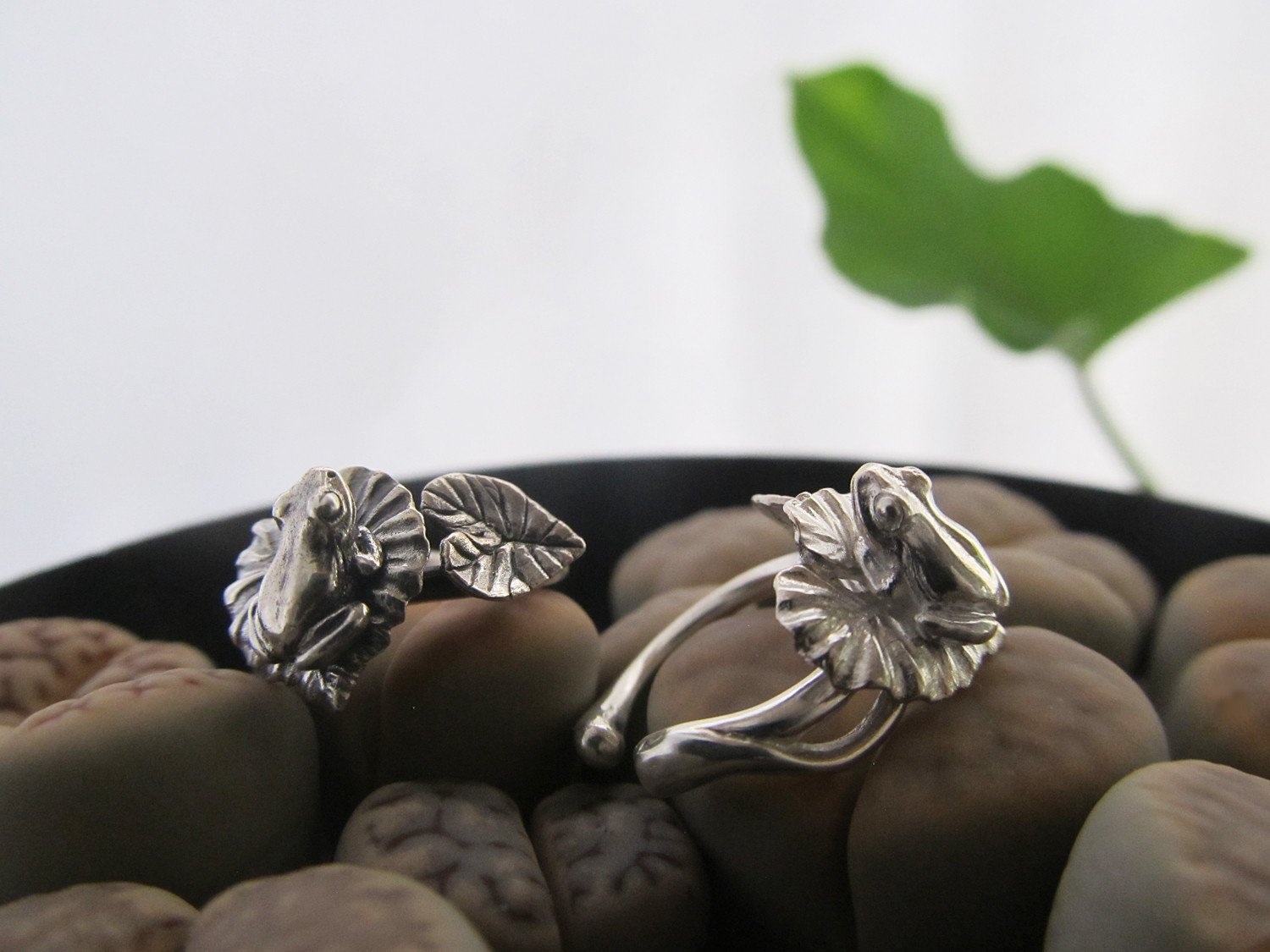 小さなカエルと葉っぱのイヤーカフ