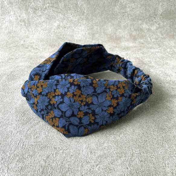 燈芯絨花朵印花（藍色）十字頭巾 第2張的照片