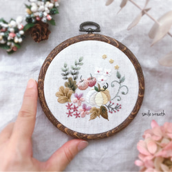 【秋の刺繡フレーム白】お誕生日プレゼントや大切な方への贈り物に。オイルパステルで描いた手作りのカード付き。 3枚目の画像