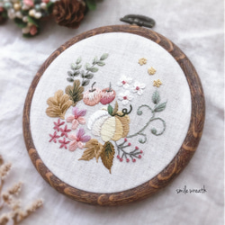 【秋の刺繡フレーム白】お誕生日プレゼントや大切な方への贈り物に。オイルパステルで描いた手作りのカード付き。 2枚目の画像