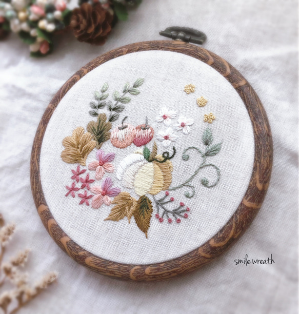 【秋の刺繡フレーム白】お誕生日プレゼントや大切な方への贈り物に。オイルパステルで描いた手作りのカード付き。 2枚目の画像