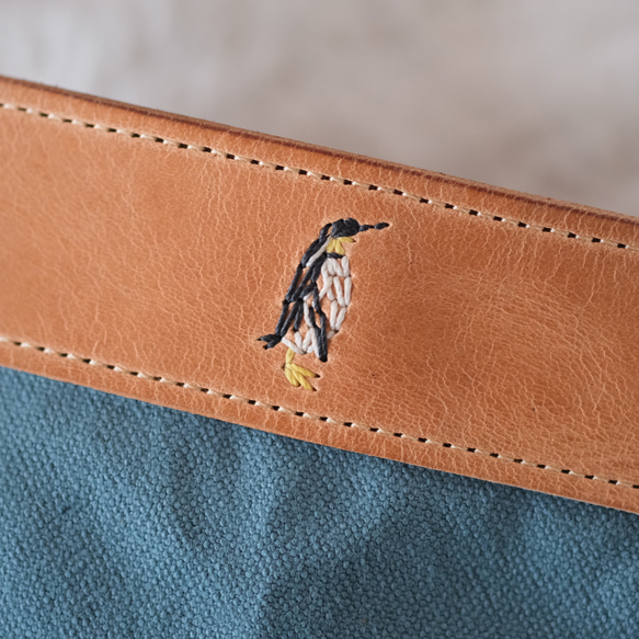 スマホショルダー　ペンギンの刺繍　ベージュ　ターコイズ　サッとスマホを入れてお出かけ 4枚目の画像