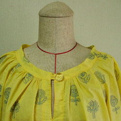 黄色地×グレー色北欧風柄刺繡入り  チュニックブラウス Ｍ~LLサイズ 受注生産 2枚目の画像