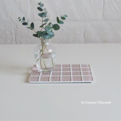 【残り1点】ピンクカラー☆ガラスモザイクタイルのディスプレイトレイ Slim Sサイズ（飾り台・小物置き） 4枚目の画像