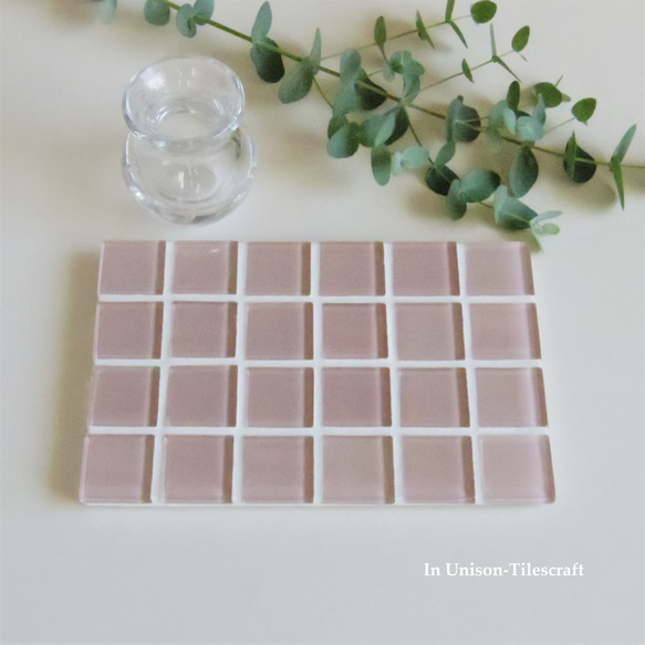 【残り1点】ピンクカラー☆ガラスモザイクタイルのディスプレイトレイ Slim Sサイズ（飾り台・小物置き） 1枚目の画像