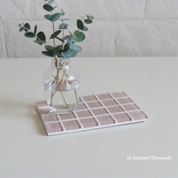 【残り1点】ピンクカラー☆ガラスモザイクタイルのディスプレイトレイ Slim Sサイズ（飾り台・小物置き） 3枚目の画像