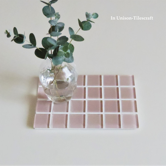 【残り1点】ピンクカラー☆ガラスモザイクタイルのディスプレイトレイ Slim Sサイズ（飾り台・小物置き） 2枚目の画像