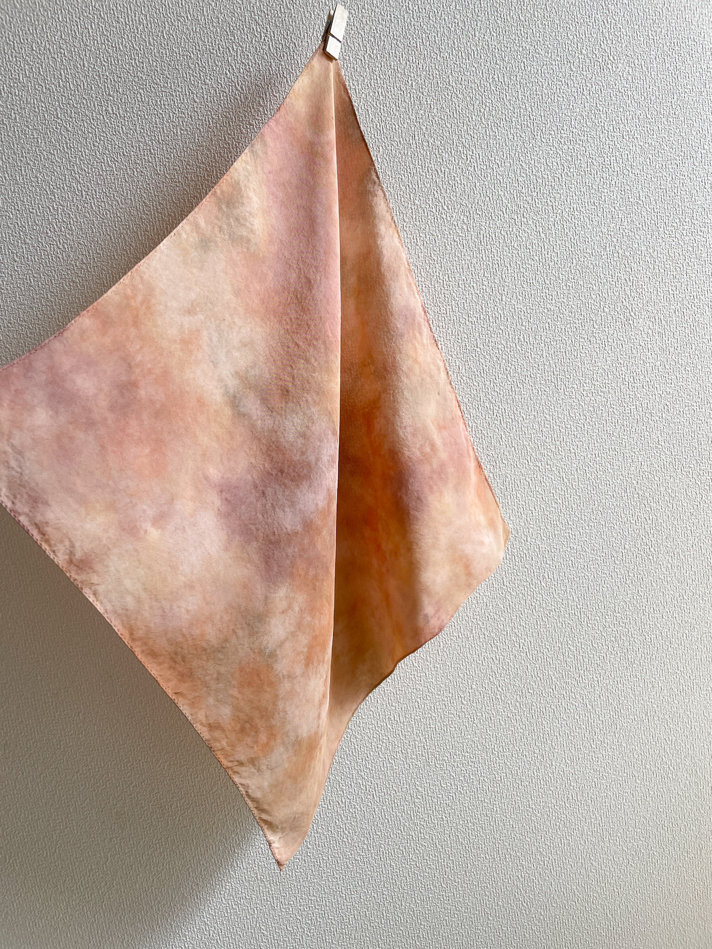 送料無料 軽やかな泥染したシルクハンカチ " Coloring "  優しく淡い絞り染め 夕日　光