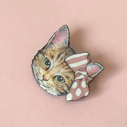 猫 茶トラ ブローチ　オリジナル イラスト ねこ アメショ アメリカンショートヘア　ピンク　リボン 2枚目の画像