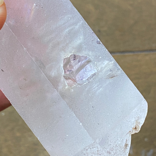 水晶ポイント　原石　虹入り 虹入り 水晶ポイント (六角柱) 30グラム-40グラム 超透明 手ごろ