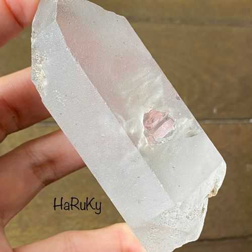 虹あり♢数か所の水入り ユニーク水晶ポイント 天然石 原石