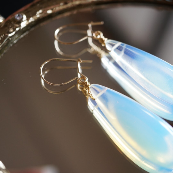 Oplite Crystal Glass＊pierced earrings ロングドロップ オパールクォーツ 2枚目の画像