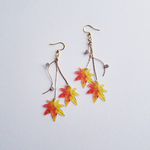 ゆらゆら揺れる紅葉【もみじ】 ピアス/イヤリング ピアス