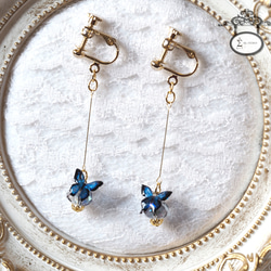 【 受注生産 】耳飾り 青 ガラスビーズの空中ブランコ 蝶を添えて〈 イヤリング , ピアス 〉 2枚目の画像