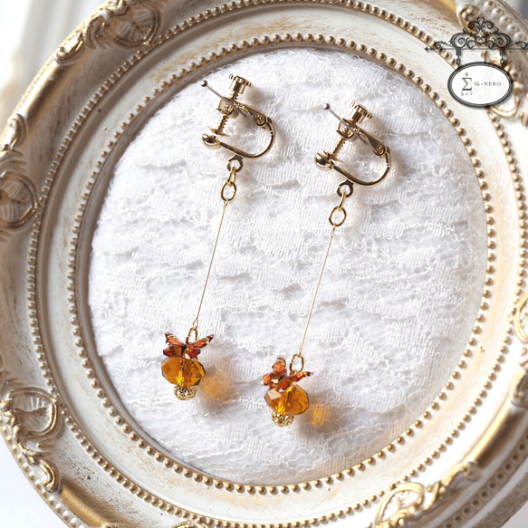 【 受注生産 】耳飾り 橙 ガラスビーズの空中ブランコ 蝶を添えて〈 イヤリング , ピアス 〉 2枚目の画像