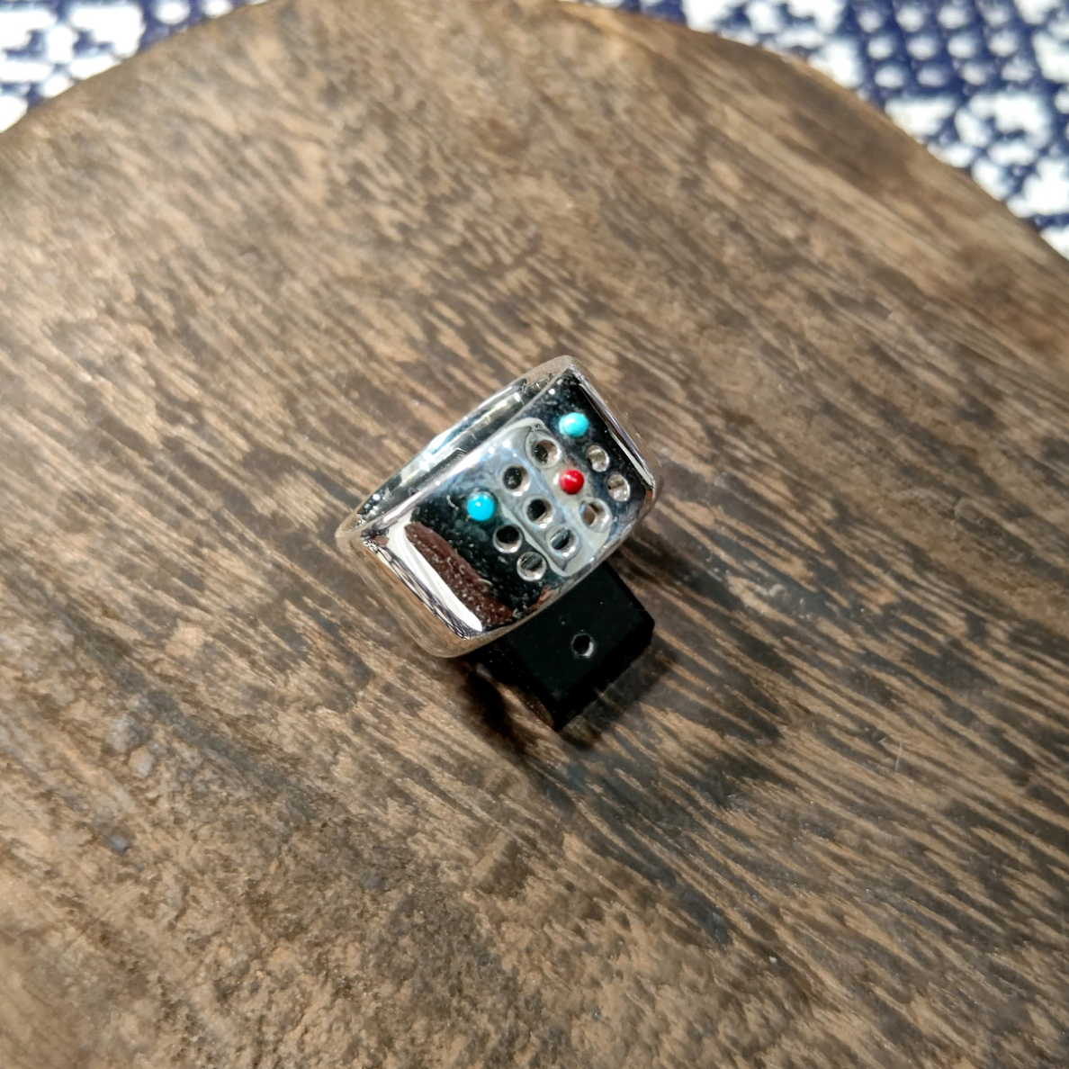 Sale!!サイズ11.5号。トルコ石と珊瑚で「Ai」点字を使った[触感]リング