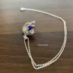 ラピスラズリとフェレットのネックレス 2枚目の画像