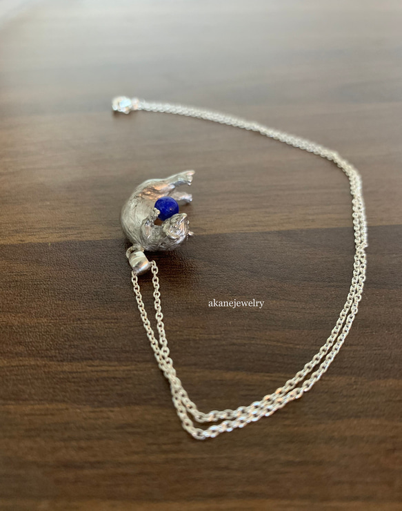 ラピスラズリとフェレットのネックレス 2枚目の画像