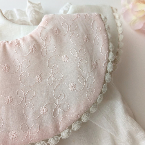 lehtiä Lace bib（くすみピンク）コットン刺繍レースのスタイ ご