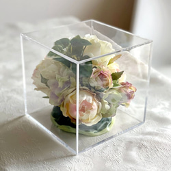 【透明ケース入りでお手入れ簡単】クリーム色とくすみピンクのバラのエレガントな造花アレンジメント 10枚目の画像